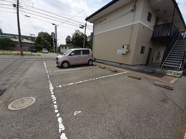 【フローラルハイツの駐車場】