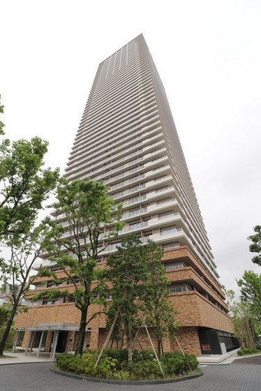 広島市中区東千田町のマンションの建物外観