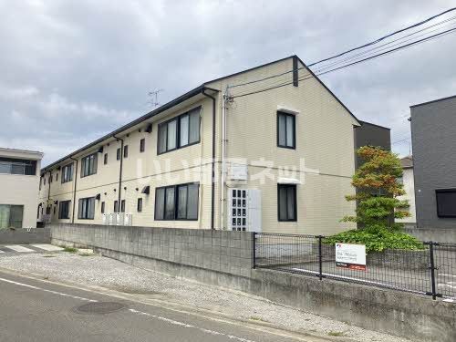 松山市北斎院町のアパートの建物外観