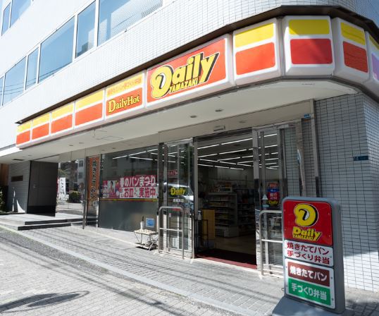 コンビニ　デイリーヤマザキ 高輪本店（コンビニ）まで555m