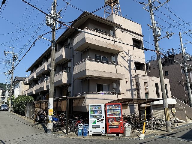 白川ロイヤルハウスの建物外観