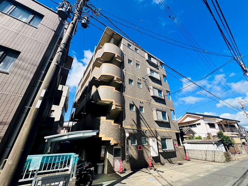 鹿児島市下荒田のマンションの建物外観