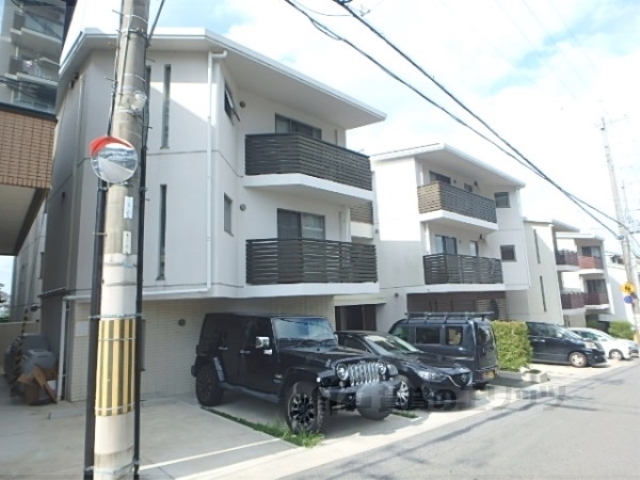 京都市山科区大宅御所田町のマンションの建物外観