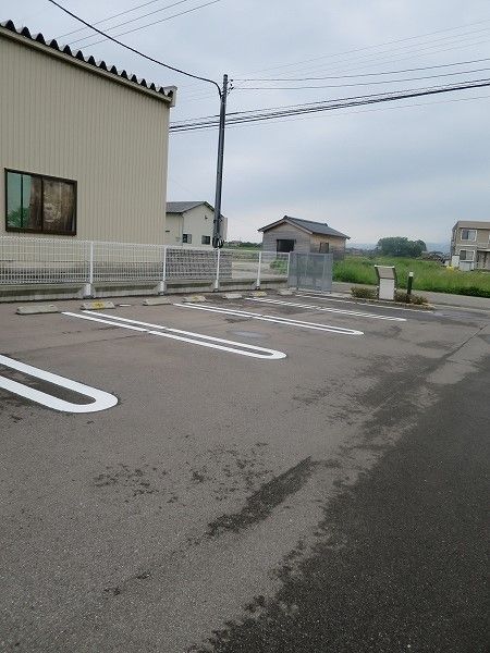 【能美市荒屋町のアパートの駐車場】