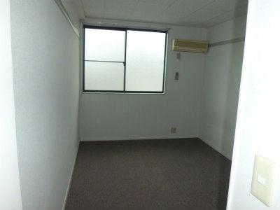その他　２階東側洋間。エアコン付です。