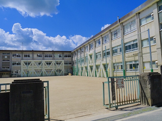 【富雄サニーハイツの小学校】