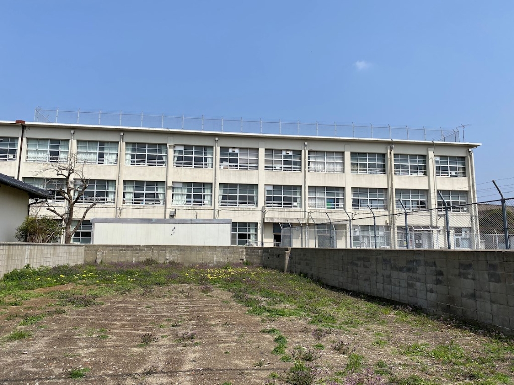 【中間市大字垣生のマンションの小学校】