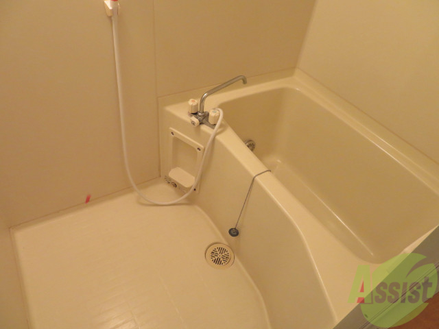 バス・シャワールーム　浴室はゆったりと浸かれるサイズ感になっています。