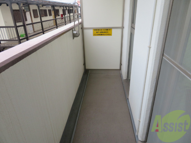 バルコニー　バルコニーは天気の良い日には洗濯物も良く乾きそうですね。