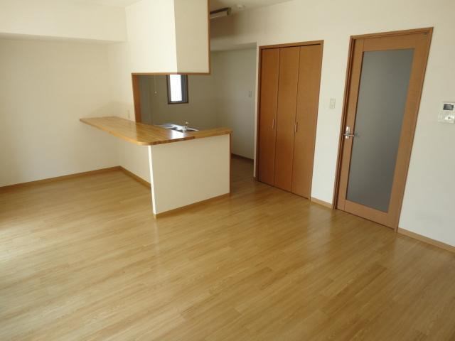 居室・リビング　同一物件同タイプ別部屋の参考写真です