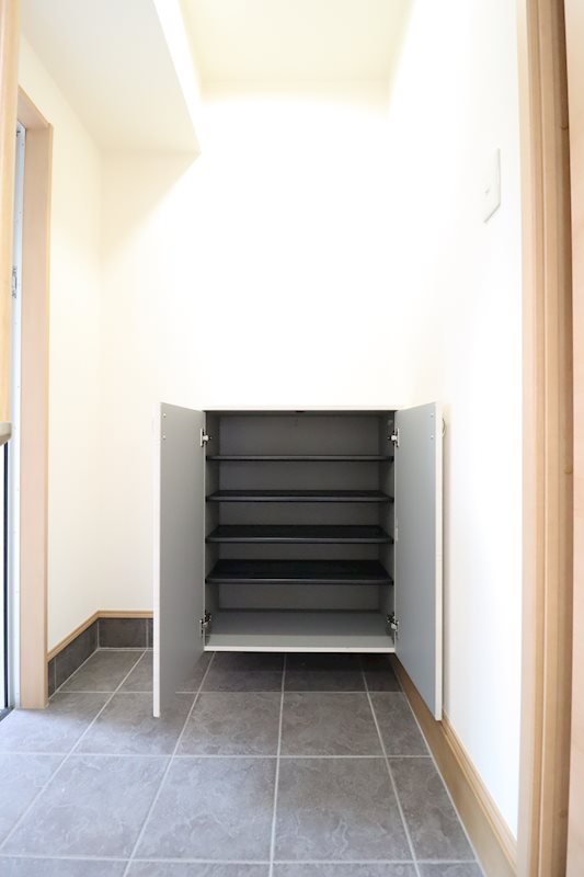 玄関　（イメージ）コンパクトながら収納力のある下駄箱がございます。