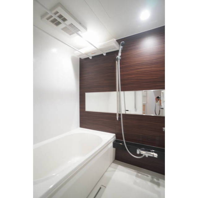 バス・シャワールーム　シックな色合いの落ち着くバスルーム♪