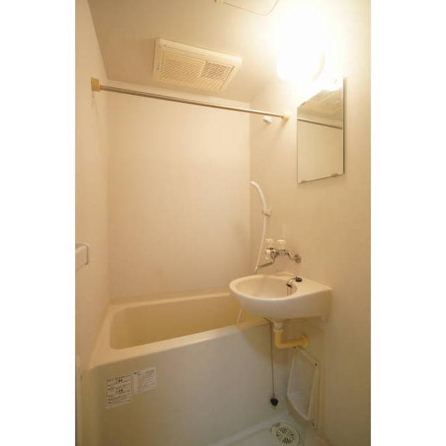 バス・シャワールーム　清潔感のあるユニットバス