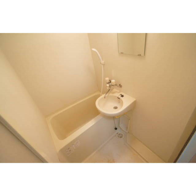 バス・シャワールーム　清潔感のあるユニットバス