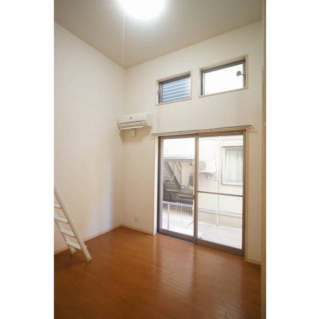 居室・リビング　天井も高く開放的な室内空間♪