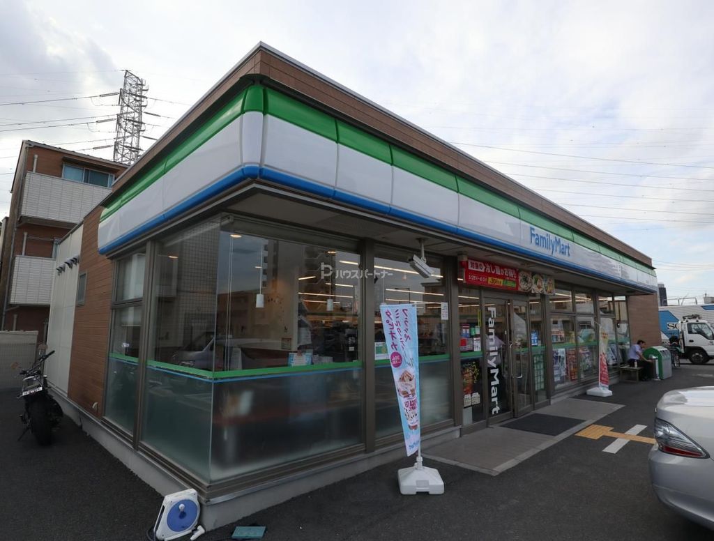 コンビニ　ファミリーマート八潮駅南店（コンビニ）まで70m