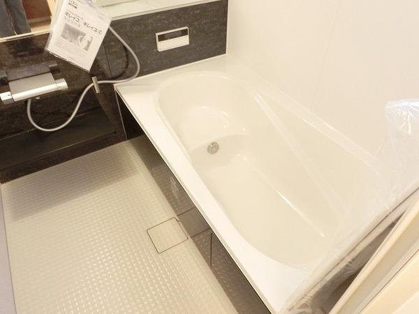 バス・シャワールーム　浴室乾燥機、追焚機能付の広々バスルーム！