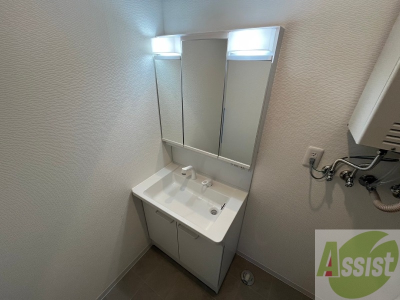 洗面設備　大きくて使いやすそうな独立洗面台になっています。