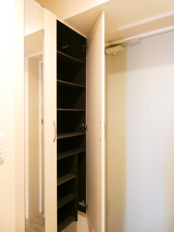 玄関　シューズボックスは便利な鏡付き☆