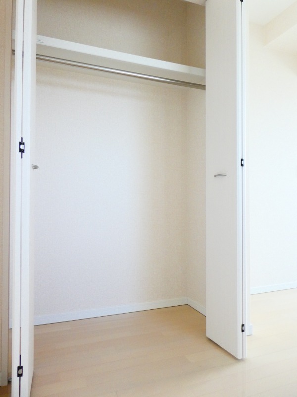 収納　奥行きのあるハンガーポール付きクローゼットでお部屋すっきり◎