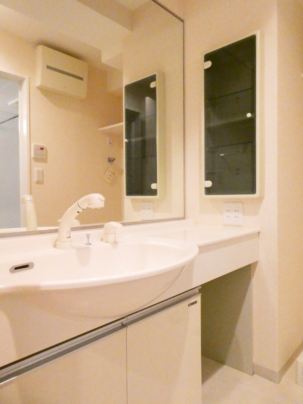 洗面設備　大型ミラーのシャワードレッサー！