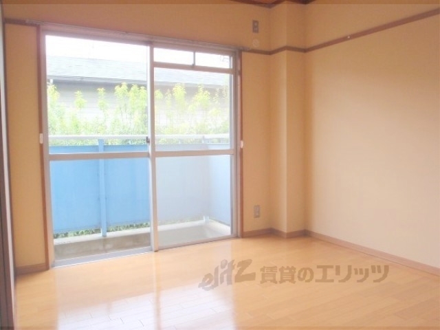 居室・リビング　６帖の洋室です