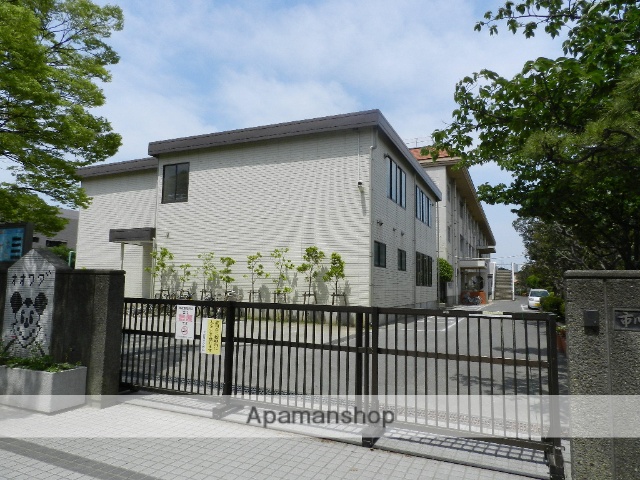 小学校　マルエツ南八幡店（小学校）まで380m