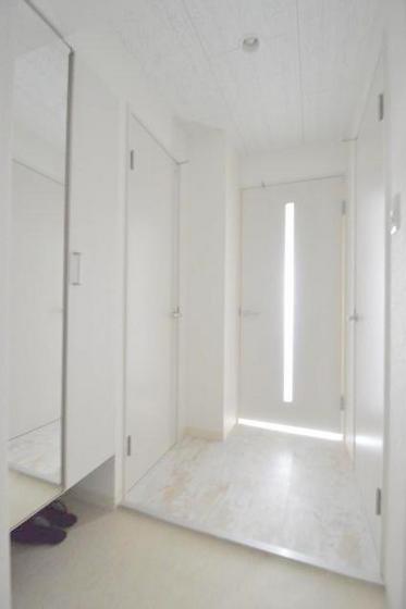 玄関　天井高シューズボックス