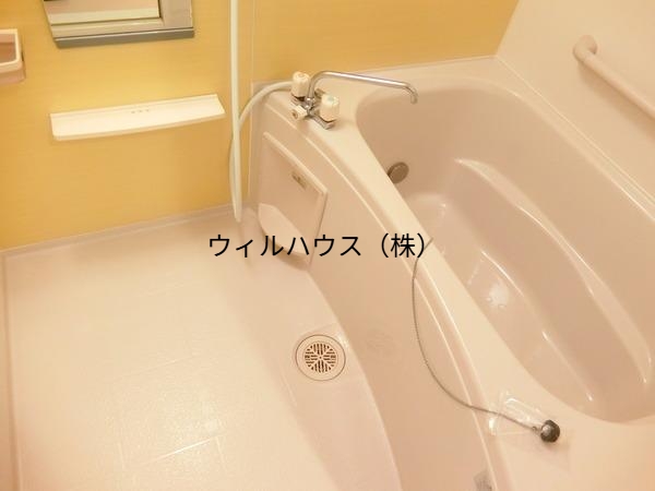 バス・シャワールーム　浴室乾燥機、追い焚き機能付きバス！