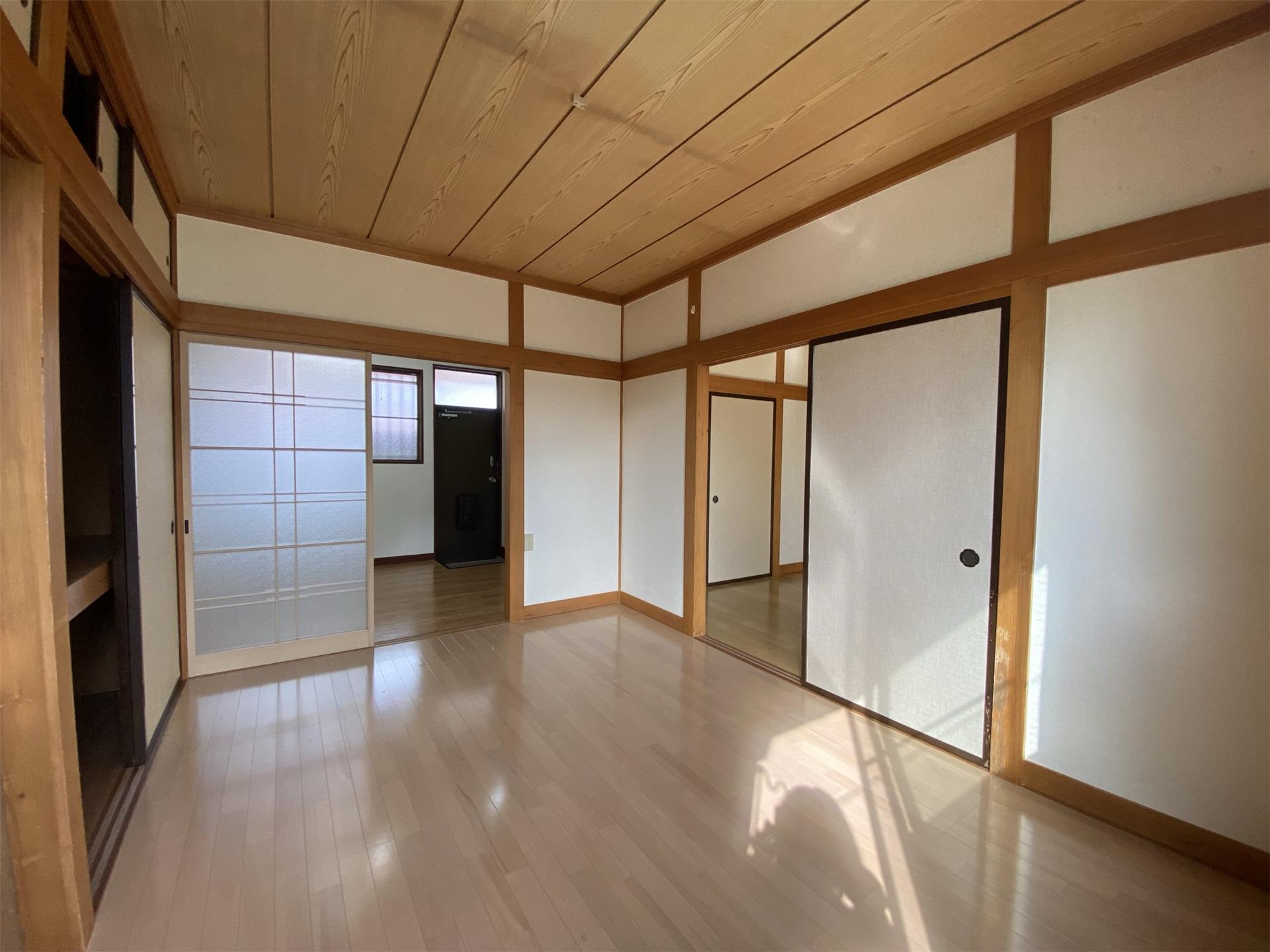 居室・リビング　写真は別号室です。