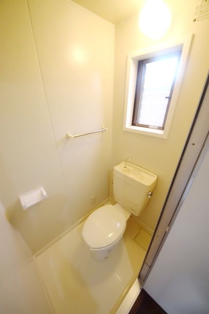 トイレ　★窓付きで換気しやすいです★