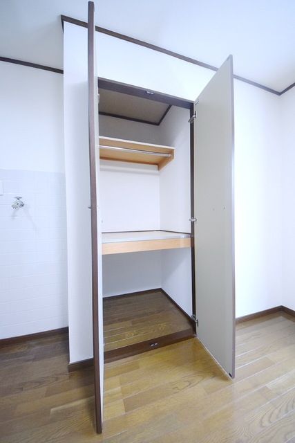 収納　★ハンガーパイプがあるので洋服が掛けられます★