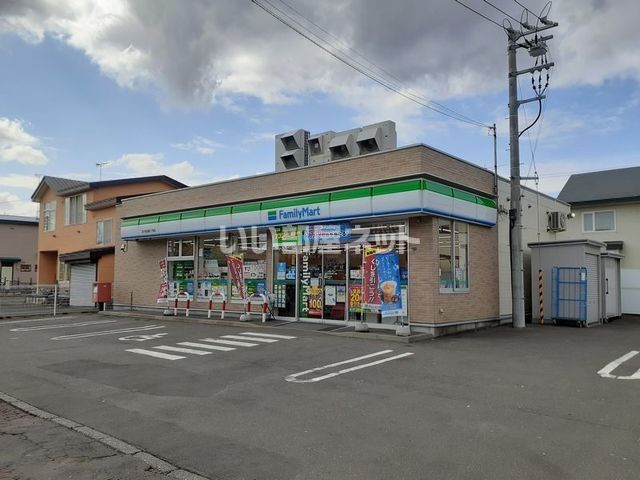 コンビニ　ファミリーマート苫小牧日新５丁目店（コンビニ）まで180m