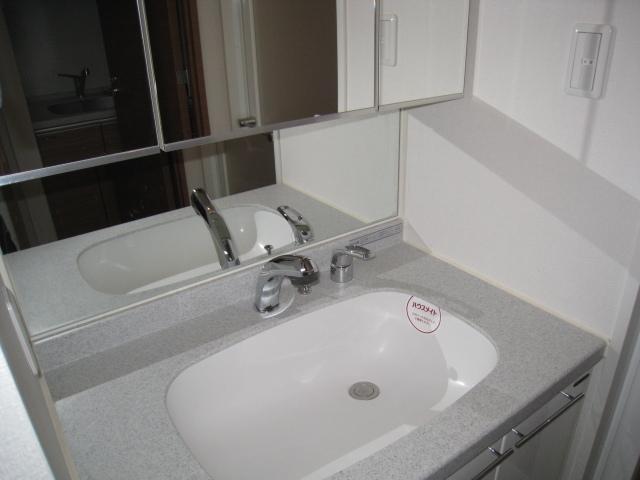 洗面設備　シャワー付き洗面化粧台