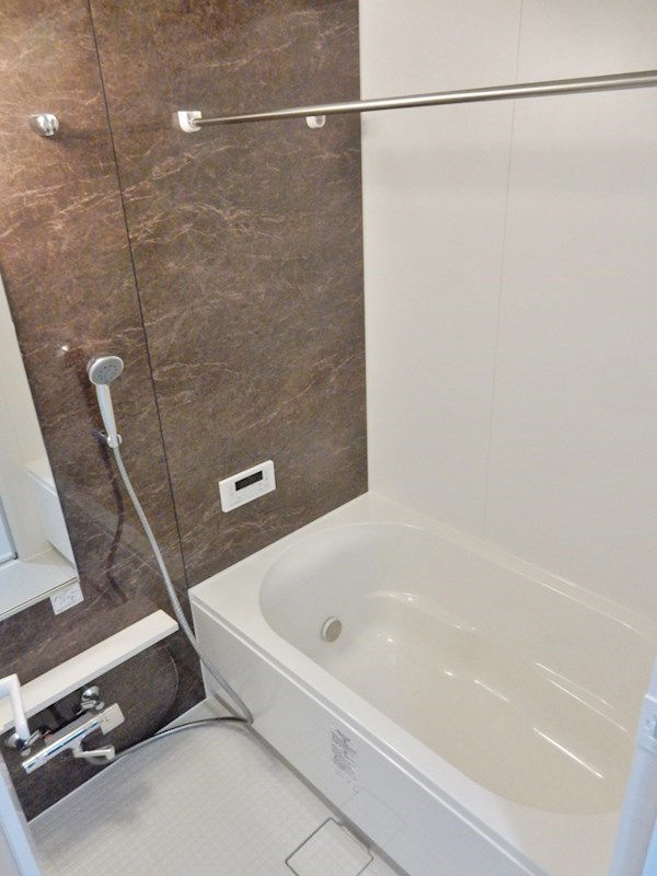 バス・シャワールーム　循環式追い焚き機能付お風呂