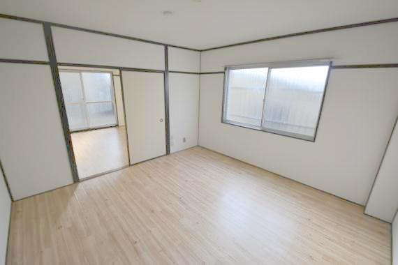 居室・リビング　窓が大きいので圧迫感がありません。日光浴が日課になりそう。