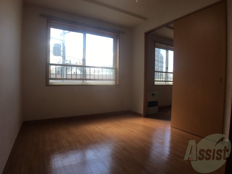 その他部屋・スペース　寝室はこちらです。光が差し込む、温かみのあるお部屋です。