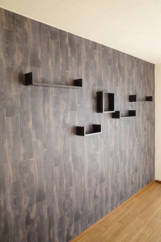 その他部屋・スペース　１面がダークブラウンの木目調アクセントクロス、棚つきです