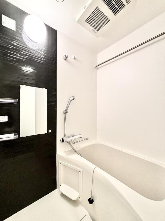 バス・シャワールーム　黒のパネルがアクセント　※同間取りの103号室の写真です