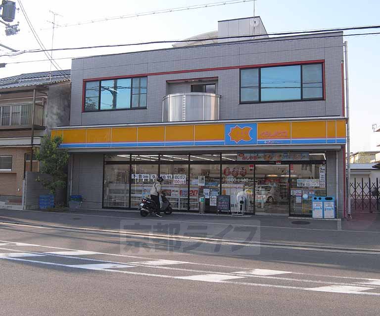 コンビニ　くらしハウス伏見住吉店（コンビニ）まで65m