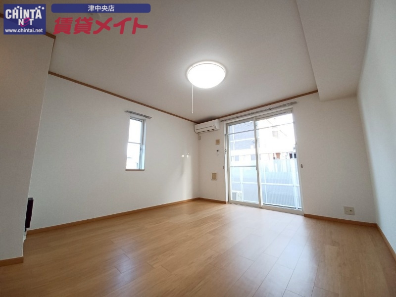 居室・リビング　同物件別部屋写真