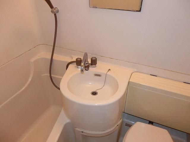 洗面設備　バス内の洗面台