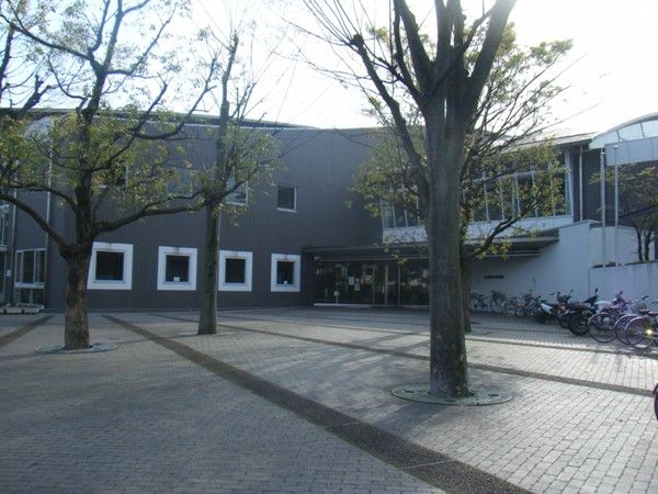 図書館　小田原市立中央図書館（図書館）まで673m