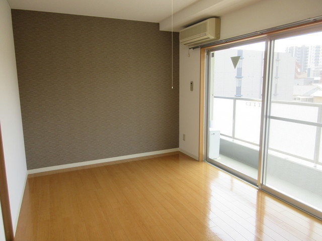 居室・リビング　６．４帖の洋室は大きな窓で明るいですよ