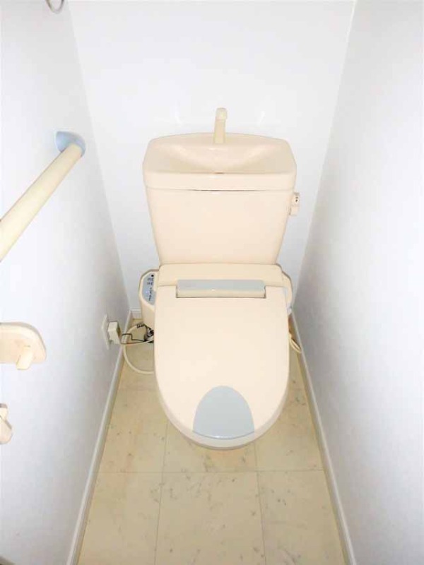 トイレ　温水洗浄便座付き♪