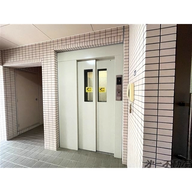 ロビー　エレベータ