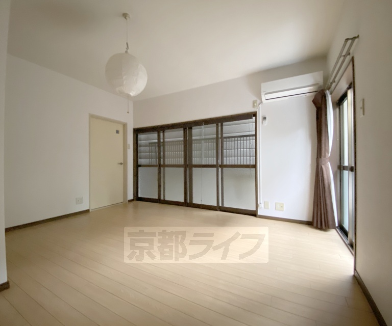 居室・リビング　閑静な住宅街にある広々とした９帖のワンルームです。