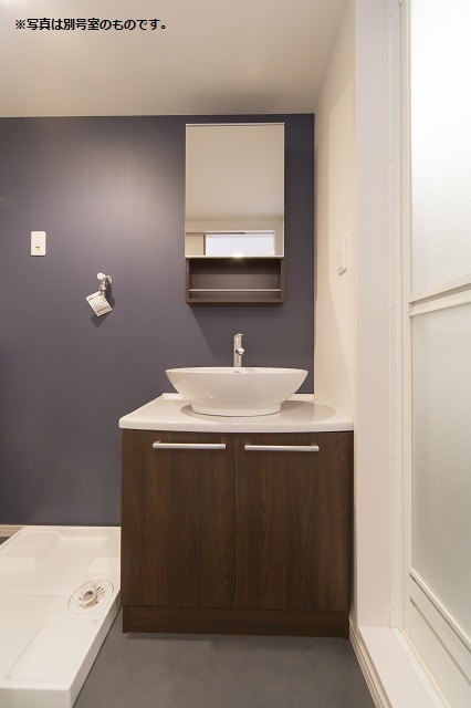 洗面設備　明るい洗面所です