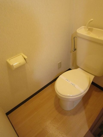 トイレ　別号室の写真です。