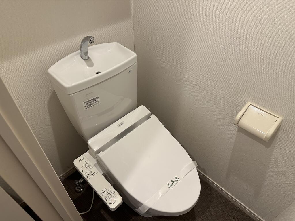 トイレ　※写真は105号室のものです